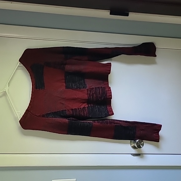 Romeo & Juliet Couture cropped sweater - Picture 3 of 3